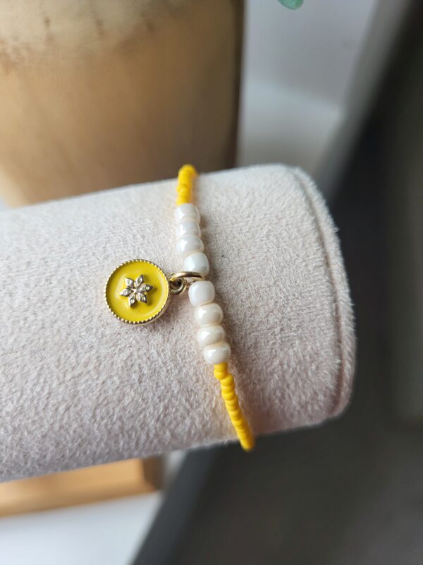Bracelet jaune breloque résine