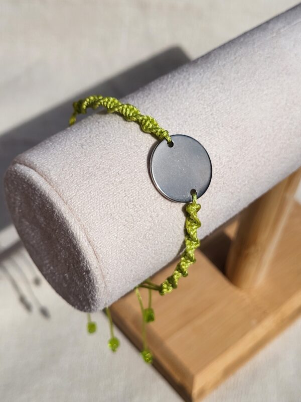 Bracelet macramé vert et médaillon acier